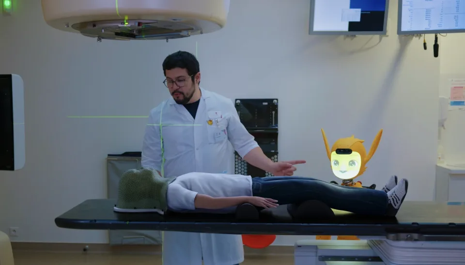 Miroki à l'Institut du Cancer de Montpellier, aux côtés d'un enfant et de son médecin.